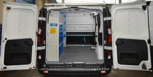 01_Nissan NV300 con attrezzature Syncro solo sulla parete sinistra