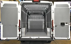 01_Opel Movano con rivestimenti completi per pavimento, porte, pareti laterali e paratia