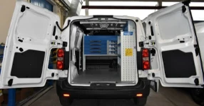 01_Opel Vivaro con arredamento su due pareti