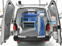 01_Transporter VW con allestimento Syncro su parete destra e paratia di fondo
