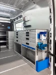 02_Area di lavoro con integrazione di prodotti in alluminio Syncro Alu e prodotti e accessori in acciaio Syncro Ultra