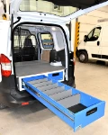 02_Courier con capienti cassetti a tutta lunghezza estraibili da struttura sottopavimento 