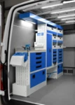 02_Lato sinistro Sprinter con cassetti, scaffali, armadio e banco di lavoro
