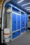 02_Parete sinistra di Crafter con armadi, scaffali con antine e cassetti Syncro Ultra
