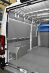 02_Parete sinistra Ducato con accessori di bloccaggio del carico e copertura completa
