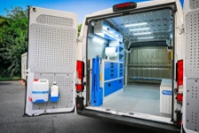 02_Parete sinistra Jumper con area officina e rivestimenti forati appendiutensili 