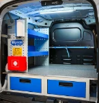 02_Particolare del pianale marmato e del modulo con scaffali su Courier