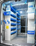 02_Ripiani di scaffalatura con antina e accessori vari su Transit per imbianchino 