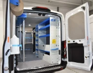033_Parete magazzino su Transit con ripiani di scaffalature aperti e chiusi 