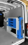 03_Angolo di lavoro con ripiano operativo, morsa con portamorsa ribaltabile su Ford Transit L2H2