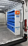 03a_Parete destra di Ducato con contenitori in plastica su ripiani sagomati 