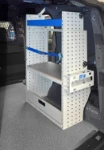 03_Caddy VW 2021 con ripiani di scaffalatura e sistemi di bloccaggio carico