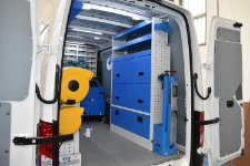 03_Parete destra Crafter VW con portamorsa basculante e ripiani chiusi 