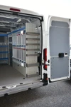 03_Parete destra Ducato con ripiani su misura e taniche portaliquidi per ambulante