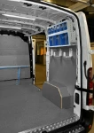 03_Parete destra Movano con ganci e contenitori trasparenti 
