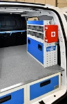 03_Parete destra Partner L1H1 con vano a terra chiuso, contenitori trasparenti e accessori Syncro
