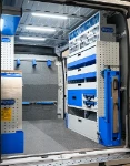 03_Parete destra Proace Max con area magazzino attrezzata con ripiani e contenitori estraibili
