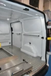 03_Particolare del pianale in alluminio mandorlato per furgoni su Ford Custom