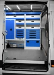 04_Accesso laterale Sprinter con fermavaligie, cassetti e scaffali Syncro System