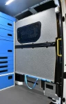 04_Rivestimento per la paratia di fondo di VW Crafter con accessorio di bloccaggio 
