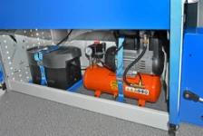 04_Vano a terra con Ecoflow e compressore su Transporter allestito da Syncro 