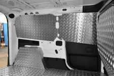 04_Vista dalla porta laterale: coperture in alluminio per Fiat Doblò