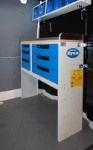 05_Banco di lavoro con cassetti in plastica e in metallo su Crafter