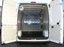 Allestimento officina mobile sul NV250 con morsa, portarotolo e tanica