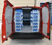 Allestimento con cassetti e ripiani nel Connect