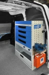 Allestimento con scaffali e cassettiere per NV200