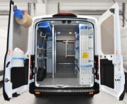 Allestimento con scaffali, pali e accessori per Transit