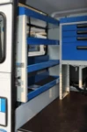 Allestimento Land Rover con scaffali e cassettiere lato sinistro