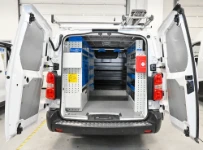 Allestimento per Jumpy Citroen con scaffali e portascale