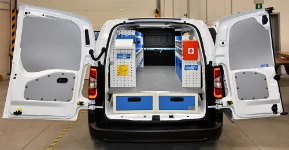 Allestimento Toyota Proace City con cassettiere, scaffali e rivestimenti