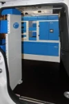 Armadietto, scaffali e cassettiere sul lato sinistro del Doblo