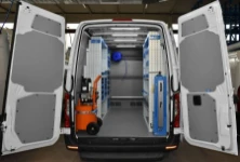 Allestimento officina mobile sul Dacia Dokker con morsa, portarotolo e tanica