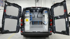 Custom allestito con scaffali e rivestimenti