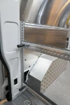 Dettaglio del rivestimento in alluminio e del vano portaoggetti sul passaruota del MAN TGE