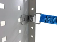 Dettaglio dell’attacco a occhiello fissato al fianco dello scaffale