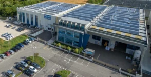 Distesa di moduli fotovoltaici sul tetto del capannone di Francom a Cassola (Vi) 