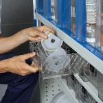Estrazione cassettino trasparente da corpo cassettiera