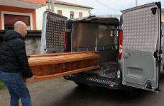 Estrazione del cofano attraverso la slitta caricata sul furgone
