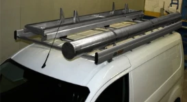 Furgone con portatubi e portascala per antennista