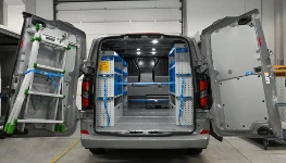 Ganci portascala sulla porta e scaffalature nel Transporter