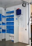 Il fondo del rimorchio, con scaffali per furgoni, avvolgitubo e faro.