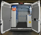 Rivestimento interno con pianale e pannellatura per NV250