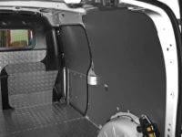 Lato destro cassone del Nissan NV250 con pianale e protezioni interne