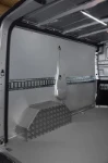 Lato sinistro NV300 con pianale copriruota e pannellature
