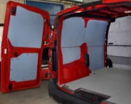 lato sinistro Opel Vivaro con pianale in legno marmato e pannelli in plastica