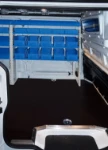 Lo scaffale a sinistra del Trafic visto dalla porta laterale